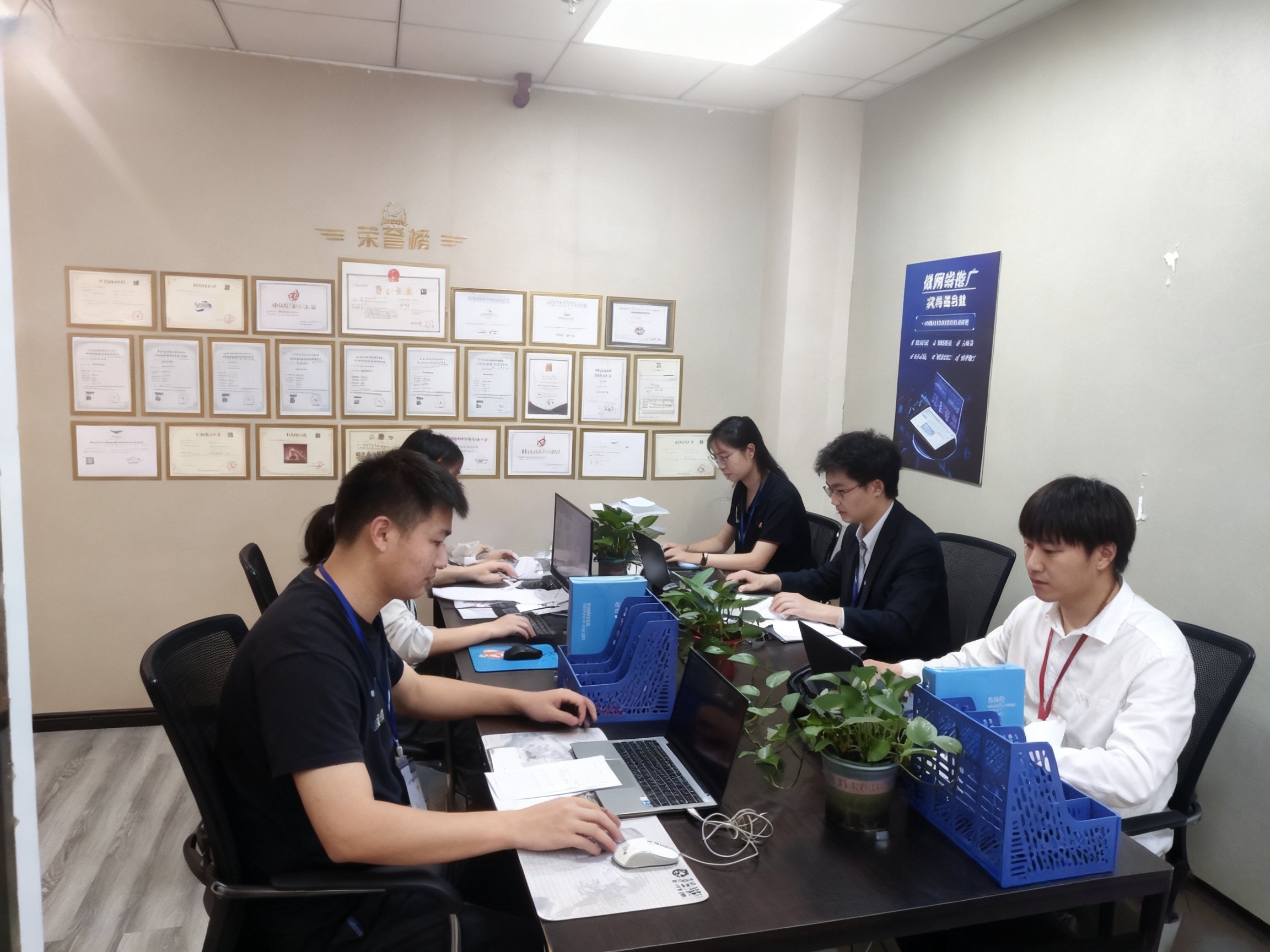 公司实拍图：现场协作与讨论场景